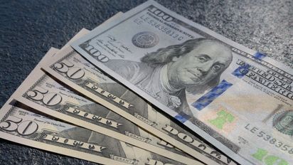 El dólar alcanza su precio más bajo en cinco meses