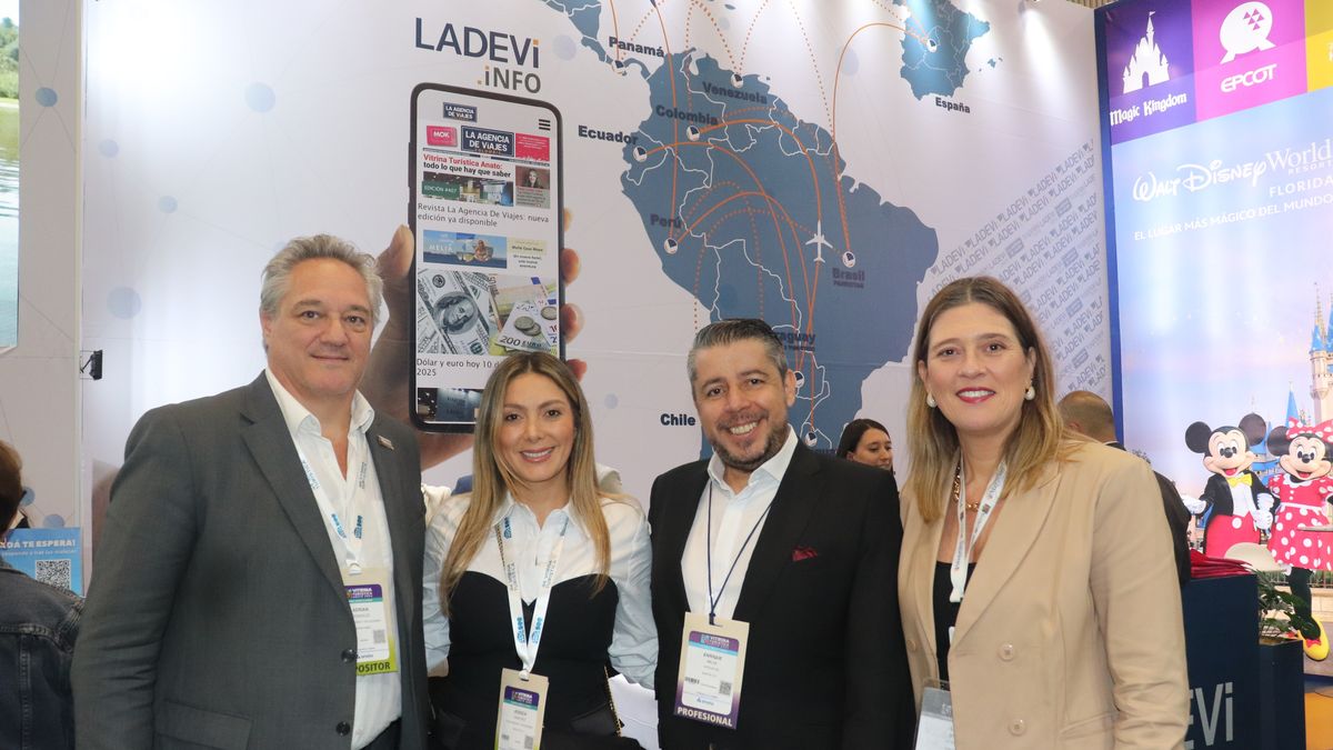 Adrián González de Ladevi, Jessica Sanchez de Ladevi, Enrique Mejia de RIU Hotels & Resorts.