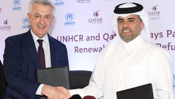 El GCEO de Qatar Airways, Badr Mohammed Al-Meer, y el Alto Comisionado de las Naciones Unidas para los Refugiados, Filippo Grandi.