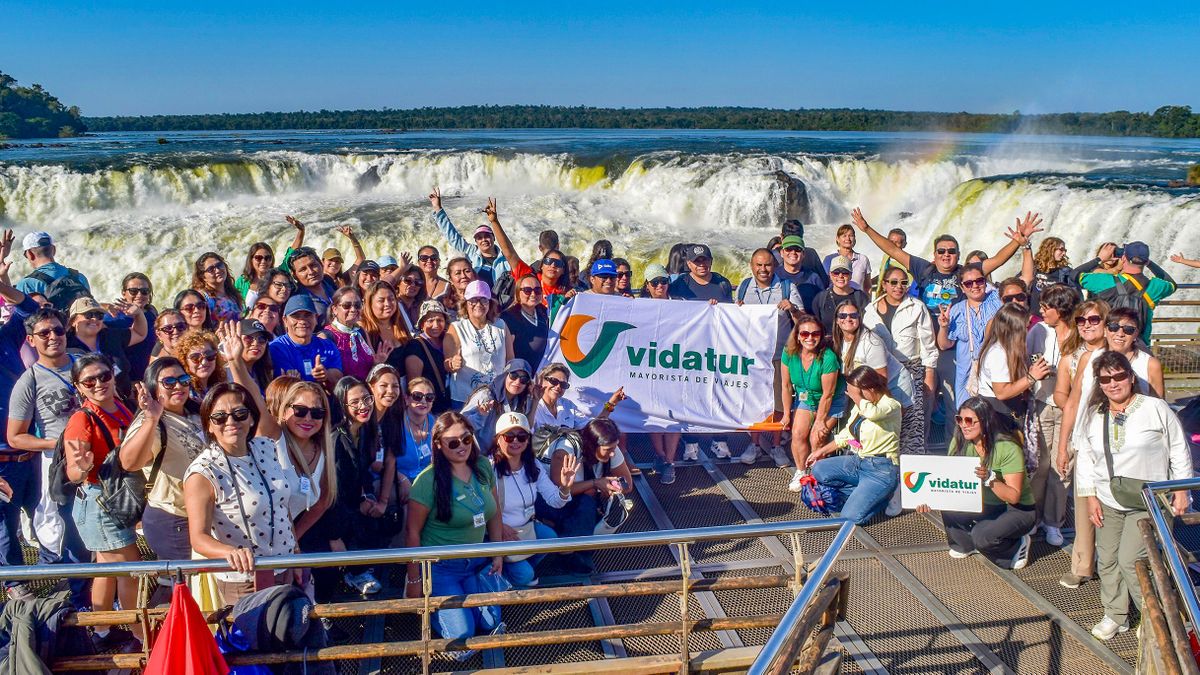 Agentes de viajes peruanos y aliados comerciales durante la VII Convención Vidatur en las Cataratas de Iguazú, provincia de Misiones.