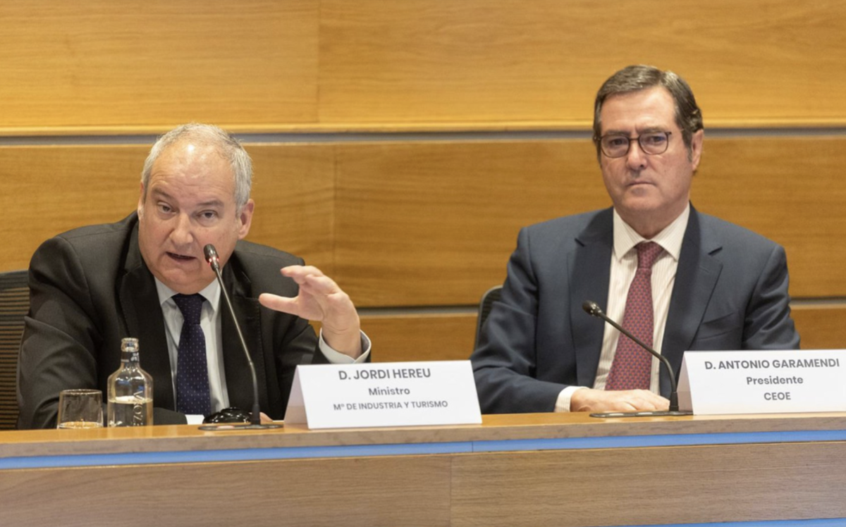 Jordi Hereu, ministro de Industria y Turismo, y Antonio Garamendi, presidente de la CEOE.