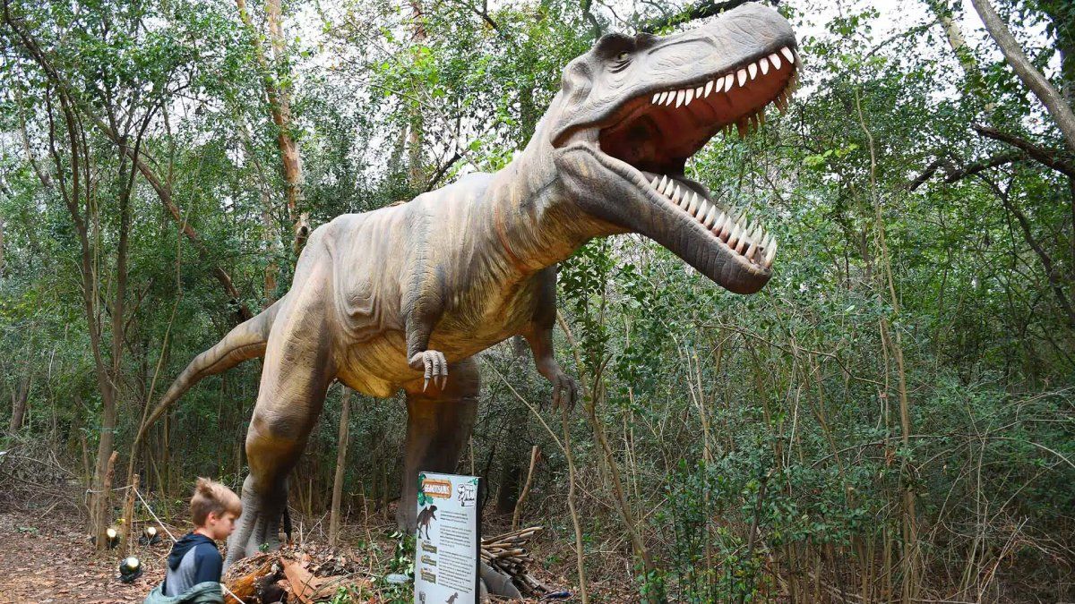 Recorrer el Parque Pilar Jurásico también aparece como una de las grandes propuestas para hacer con niños estas vacaciones de invierno 2023 en Buenos Aires de forma gratuita.