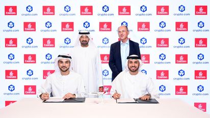 La firma del acuerdo entre Emirates y Crypto.com, en Dubái.