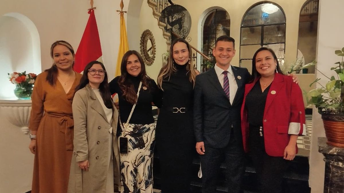 Jonathan Baquero junto a operadores peruanas en el cóctel de camaradería. Jonathan Baquero junto a operadores peruanas en el cóctel de camaradería.