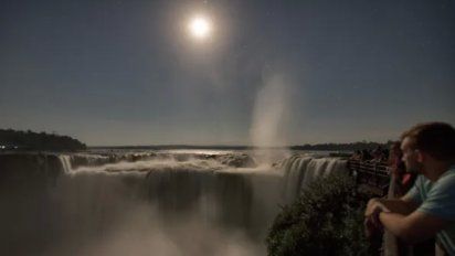 El paseo de las Cataratas del Iguazú bajo la luna llena permite contemplar la Garganta del Diablo con un resplandor diferente.&nbsp;