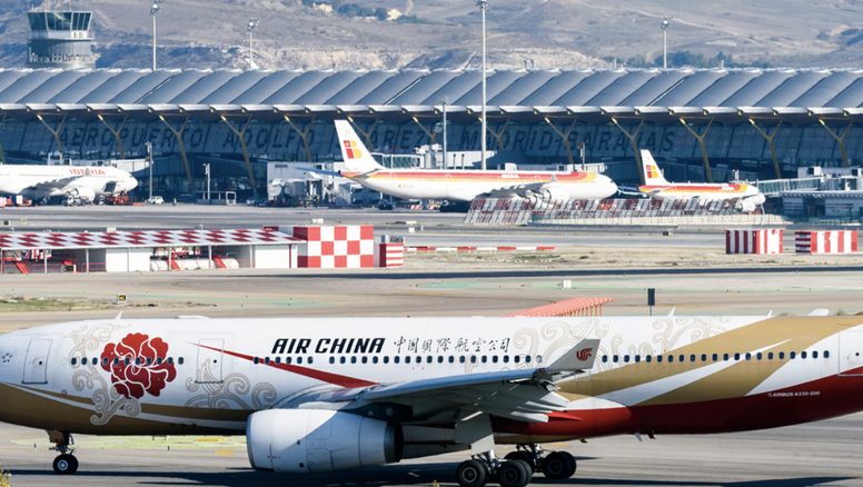 Avión de Air China en el aeropuerto Adolfo Suárez-Madrid Barajas