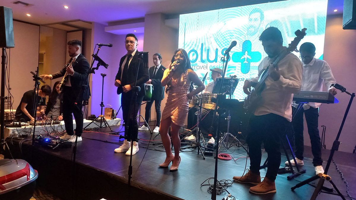 La velada de Plus Travel Assist fue amenizada con música y baile.