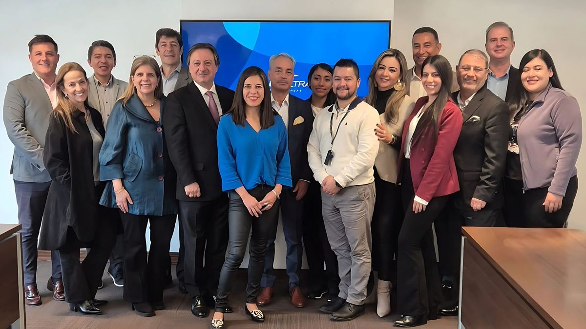 David Blázquez, director corporativo de Ventas para Plus Ultra, Pepe Cámara, Country Manager para Colombia de Plus Ultra, Víctor Alfonso Orduz Aguilar, gerente general de Bestravel, Gerardo Duque, presidente de VCH Travel-Viajes Chapinero, Jean Cómbita, Sourcing Air Manager de Despegar junto a invitados y equipo de Plus Ultra y APG.