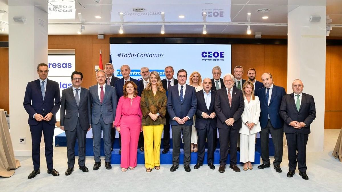Participantes del encuentro empresarial Todos contamos. Absentismo x IT, un problema de país en la sede de CEOE.