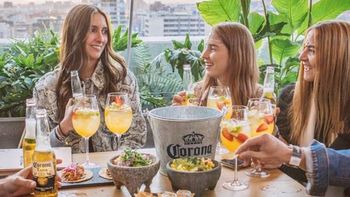 Cinco rooftops en Bogotá ofrecen vistas espectaculares de la ciudad acompañadas de cócteles únicos deliciosa gastronomía y ambientes relajados perfectos para una tarde inolvidable.