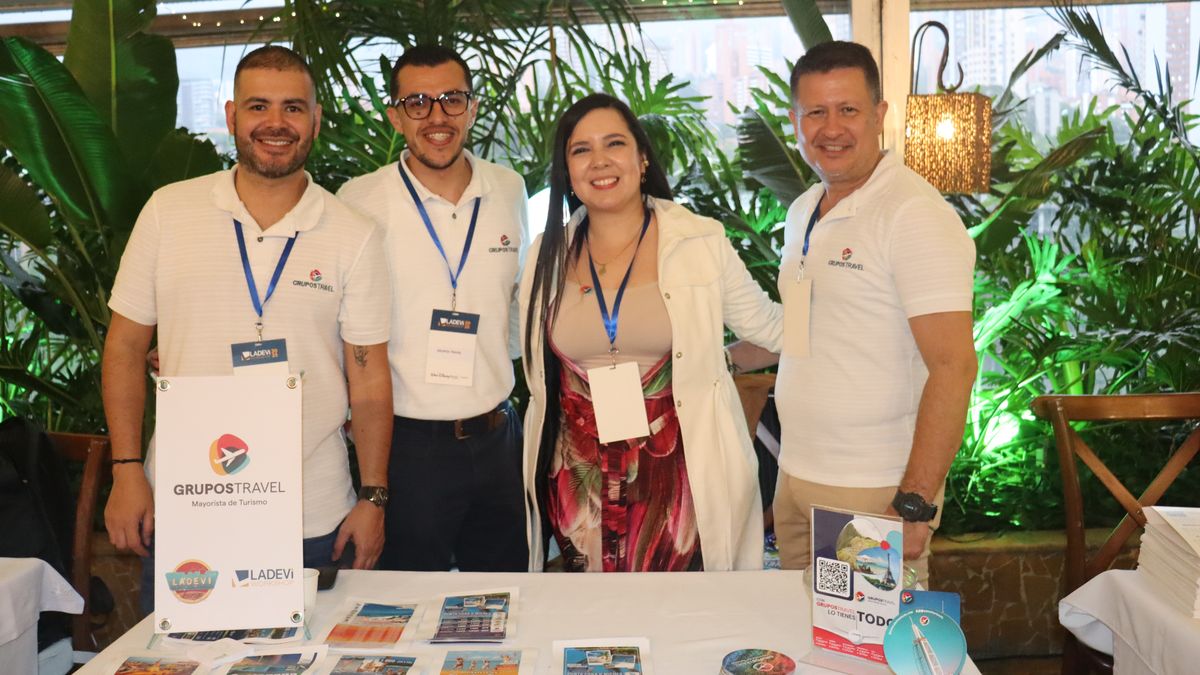 Isabel Cristina Tamayo, gerente comercial nacional de Grupos Travel y su equipo en el marco de Ladevi Workshop.