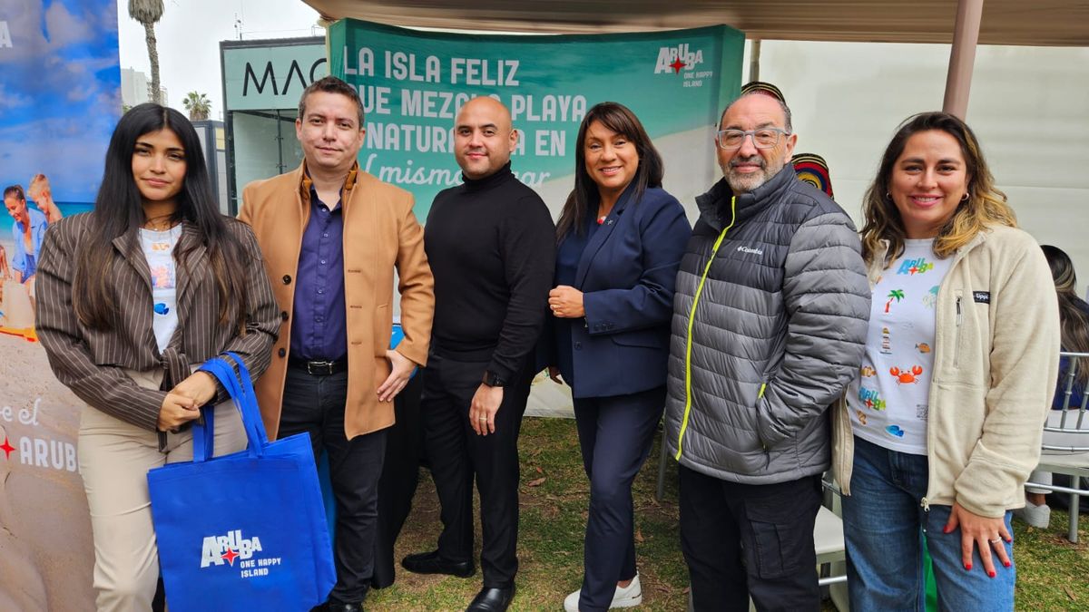 Delegación de Aruba y Alejandro Muñoz, gerente general de Mega Travel.