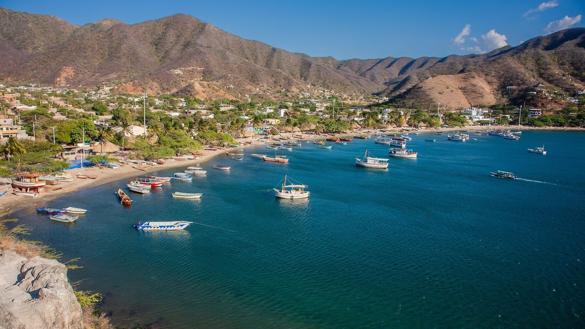 Santa Marta, joya del Caribe colombiano, combina paisajes de selva y mar con cultura ancestral y experiencias únicas en la Sierra Nevada.