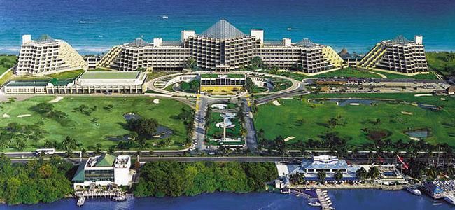 El Paradisus Cancún de Meliá ofrece espectaculares vista en primera línea de playa.