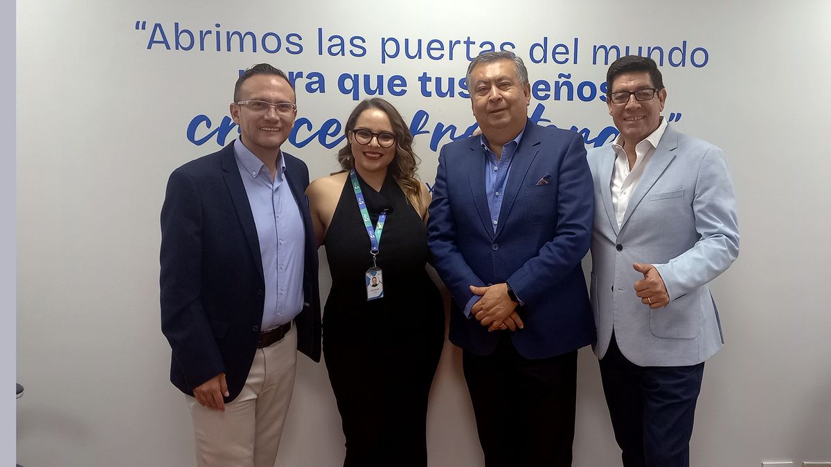 Antonio Lucio, gerente general de All Travel, con Annie García, gerente de Visa Express, y José Luis Egas, director.