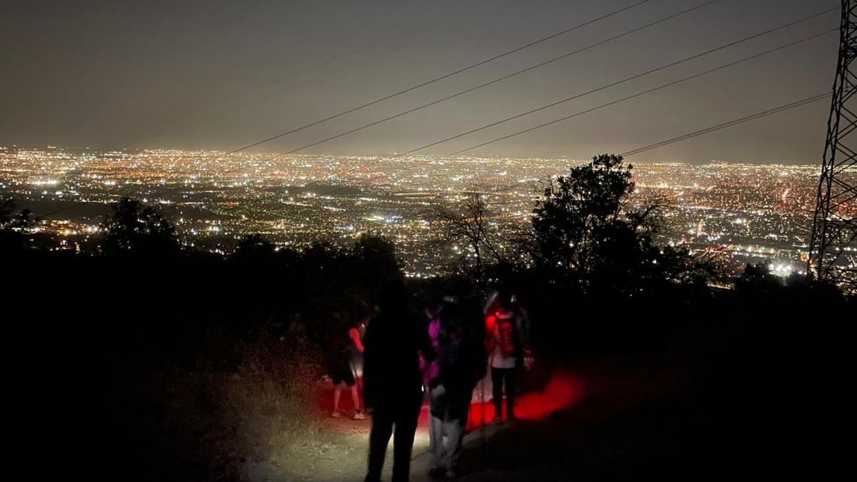 Los trekkings guiados nocturnos son actividades accesibles y seguras, ideales para iniciarse en el senderismo.