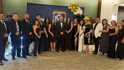 Equipo de Maxitravel encabezado por su gerente general, Fidel Murgueytio (centro), en el evento en Quito. 