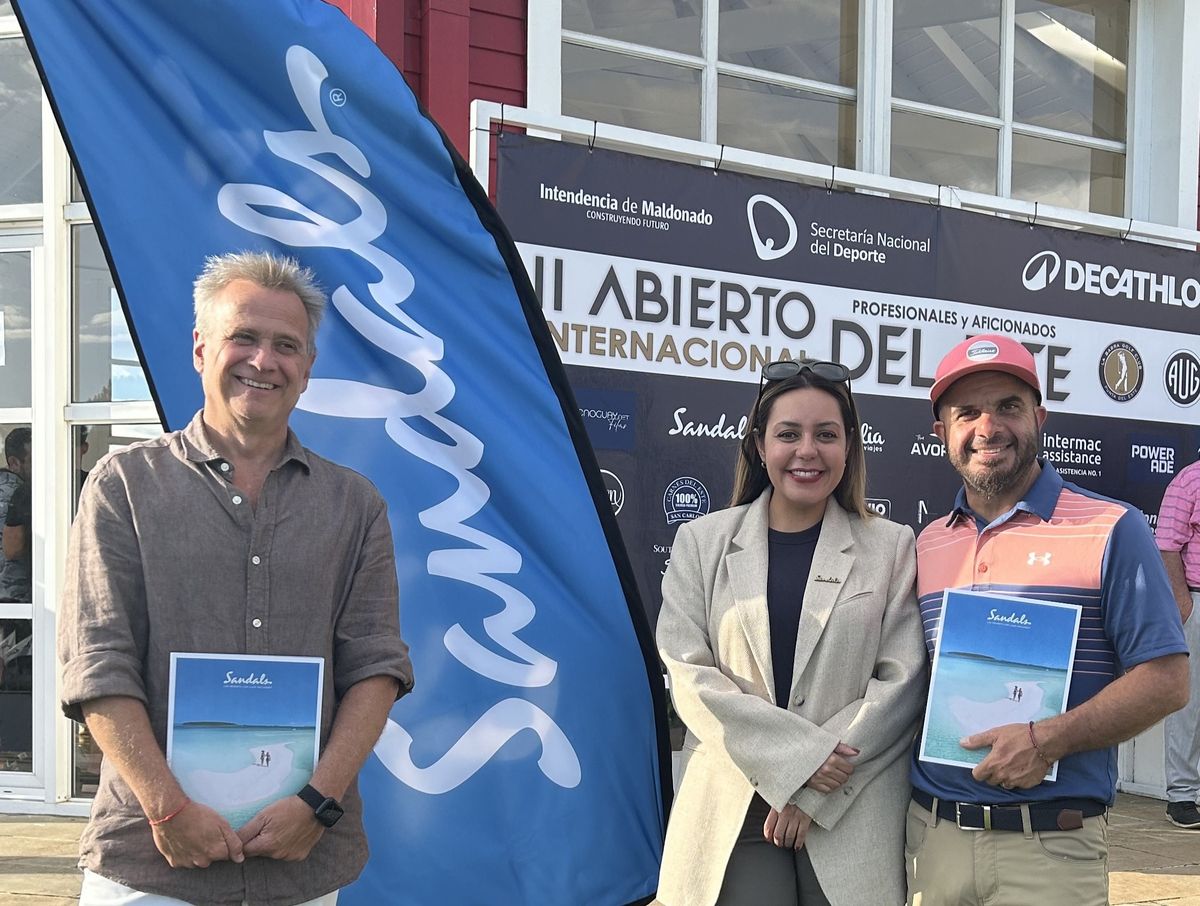 Andrés Elissalde, Betzabeth Flores -gerenta comercial de Sandals y Beaches Resorts para Argentina, Uruguay y Paraguay-, y Pablo Smiriglia.