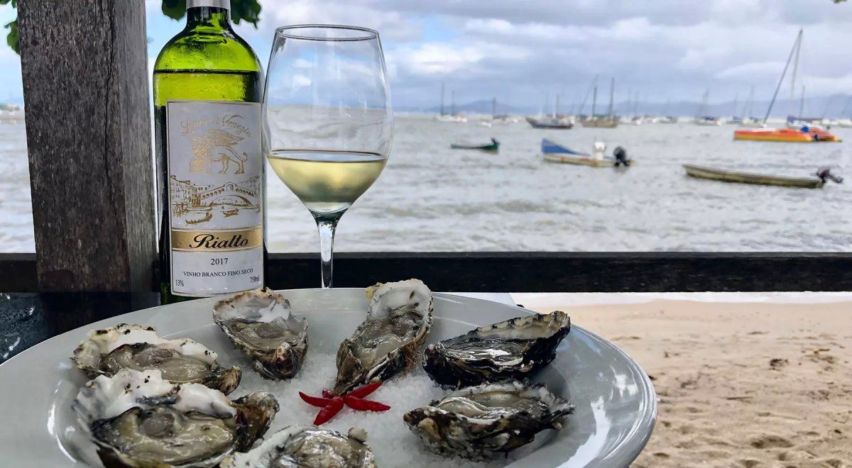 Los restaurantes de Santo Antônio de Lisboa son un clásico para comer frente al mar y apreciar una de las mejores puestas de sol de Florianópolis.
