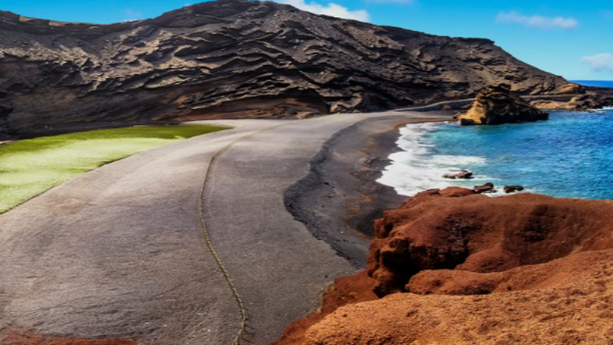 Una playa en Lanzarote, isla en la que ya está afectando el conflicto en Oriente Medio