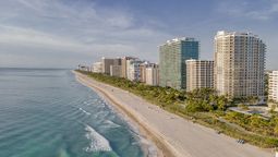 Bal Harbour está localizado frente al océano Atlántico -al norte de Miami Beach-.