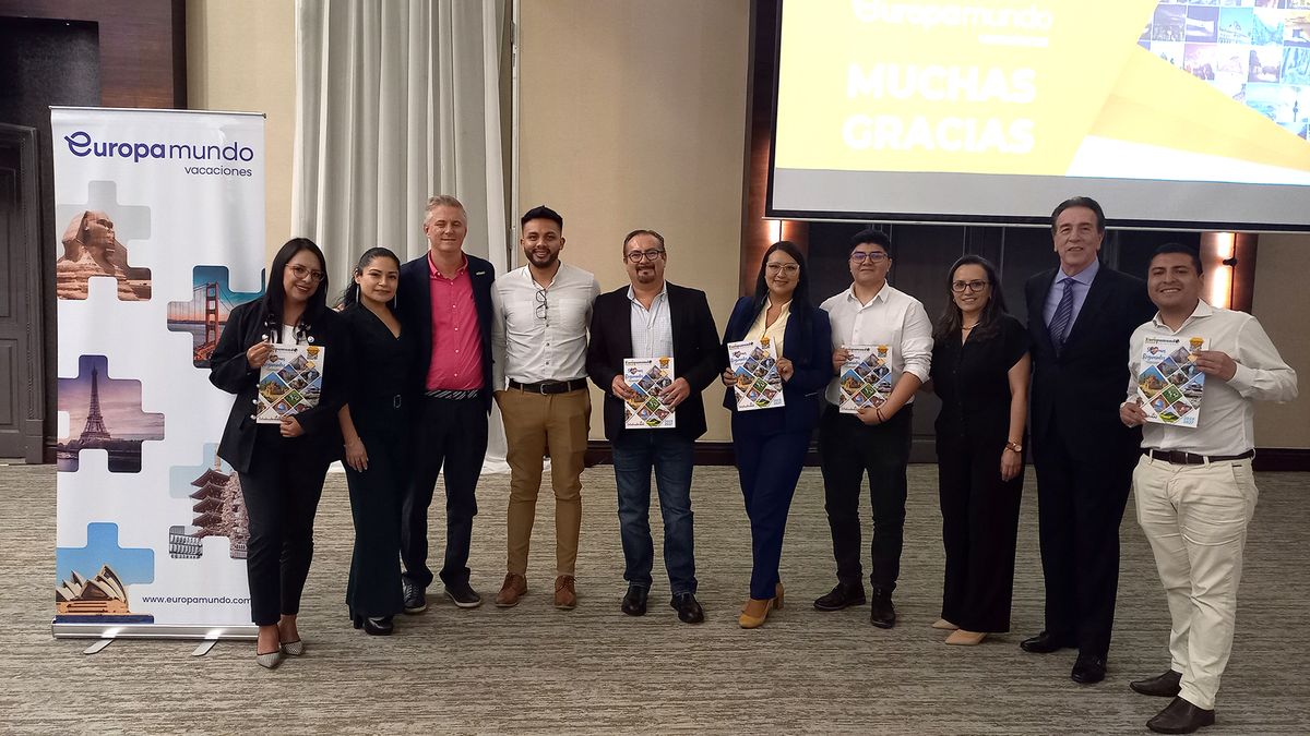 Europamundo y Statustravel junto a equipo de la agencia de viajes Sol Caribe. 
