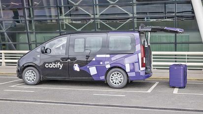 Cabify forma parte de los operadores de transporte de pasajeros al Aeropuerto de Santiago, con Transvip y WeTransport.&nbsp;