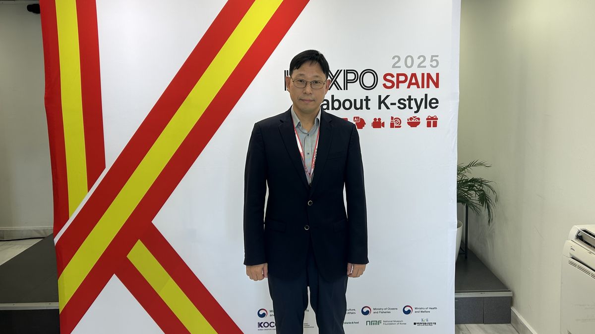 Mr. Lee Jinsu, director de Korea Tourism Organization en París, durante la entrevista en el K-EXPO Spain 2025 (Círculo de Bellas Artes de Madrid)