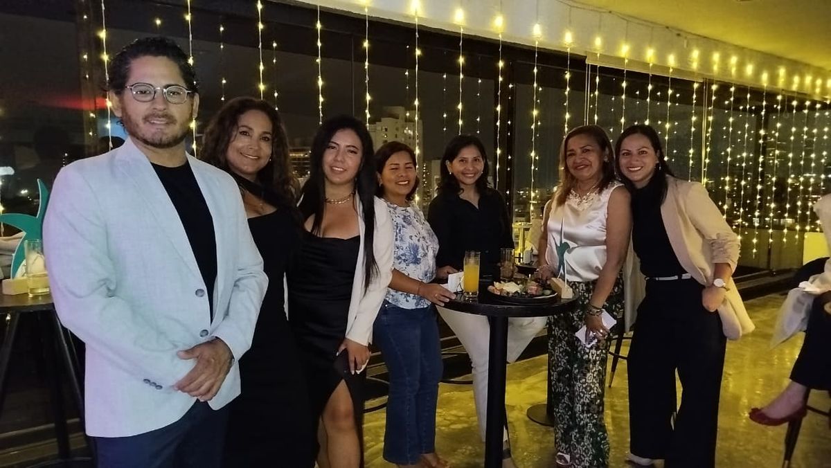 Alonso Flores y Jessica Lara junto a los agentes invitados.