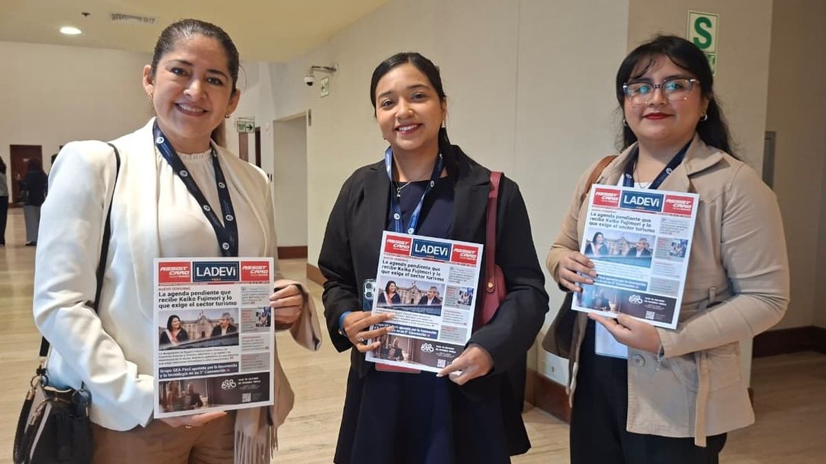 Agentes de viajes, junto a la edición impresa de Ladevi Perú durante la Convención de Grupo GEA Perú.