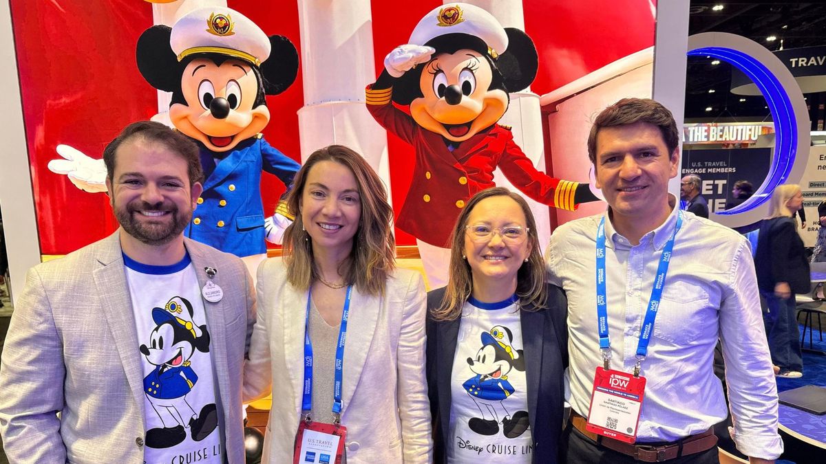 Alejandro Flores y Cinthia Douglas de Disney con Santiago Peláez de la Unión de Representaciones Colombia y Freda Dueñas de Aviatur SA.