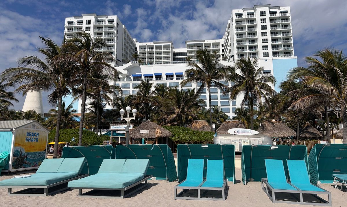 El servicio de playa del Margaritaville incluye reposeras, sombrillas y más.