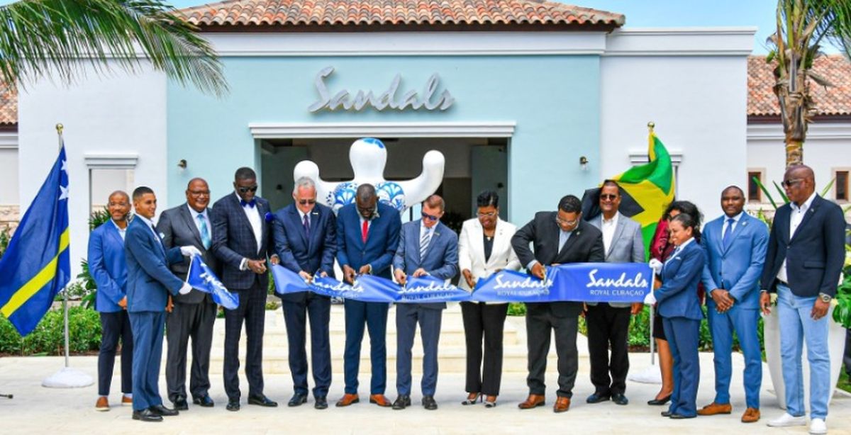 Corte de cinta del nuevo Sandals Royal Curaçao.