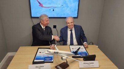 Mike Jones, vicepresidente Ejecutivo de Marketing Global de NAC y Eduardo Fairen, CEO de TAAG Angola Airlines, durante el Paris Air Show 2023.