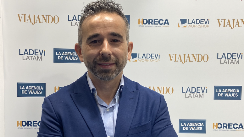 Carlos Cendra, director de ventas y marketing de Mabrian, en el stand de Ladevi en Fitur 2023.