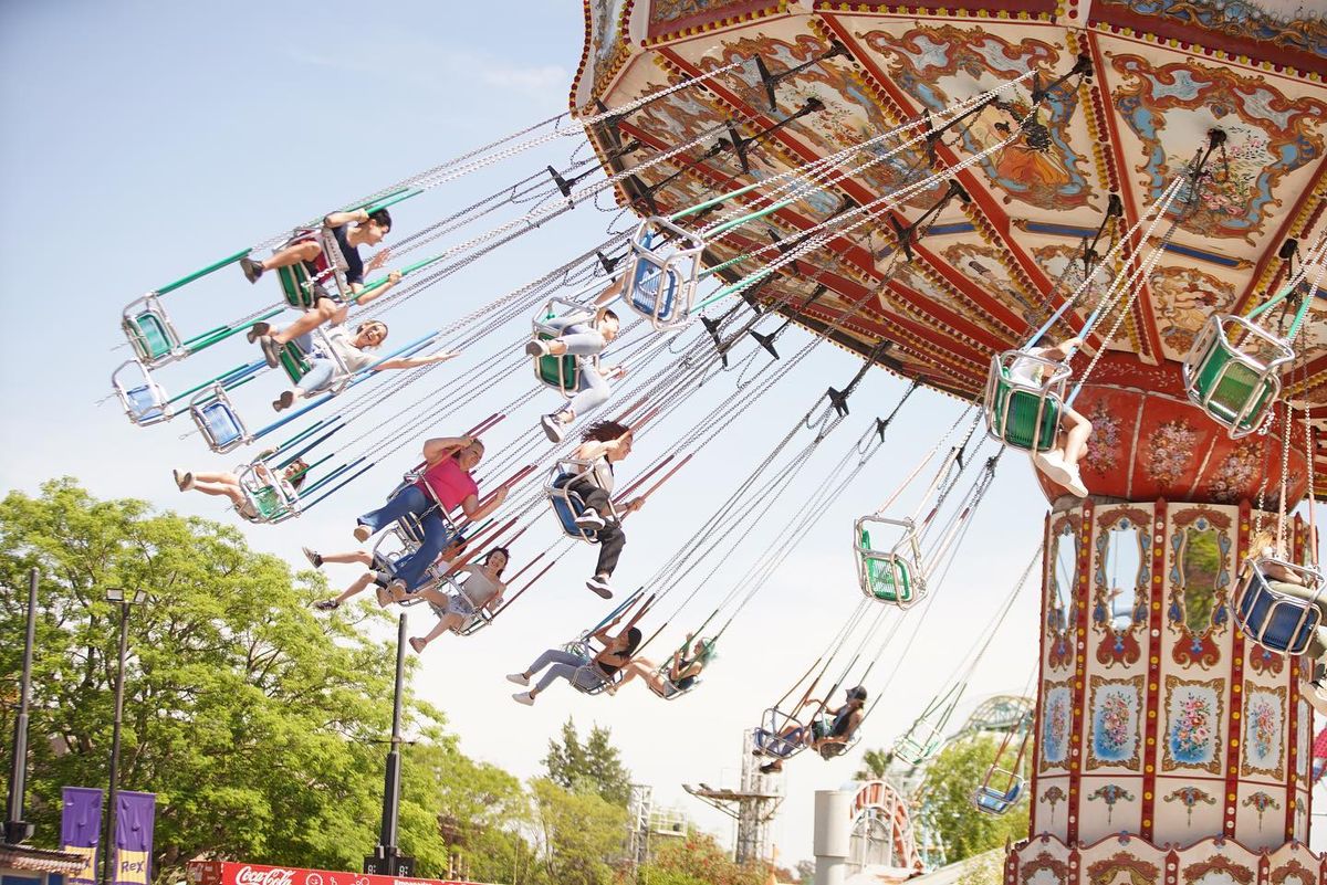 El Parque de la costa cuenta con servicio de guardarropas ubicado en el anillo central de acceso al parque.