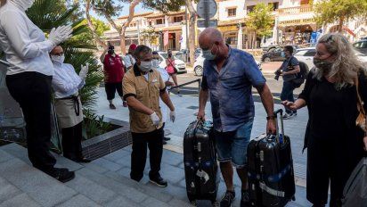 Turistas alemanes en la entrada de un hotel.