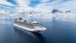 Una de las propuestas de Discover Cruises es viajar a bordo de un barco premium con vistas a los glaciares antárticos.