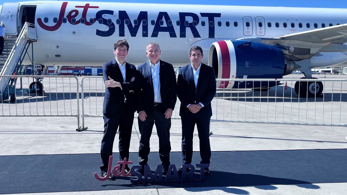 Arturo Barreira, presidente de Airbus América Latina y el Caribe; Estuardo Ortiz, CEO de JetSmart; Daniel Ketchibachian, CEO de Aeropuertos Argentina.
