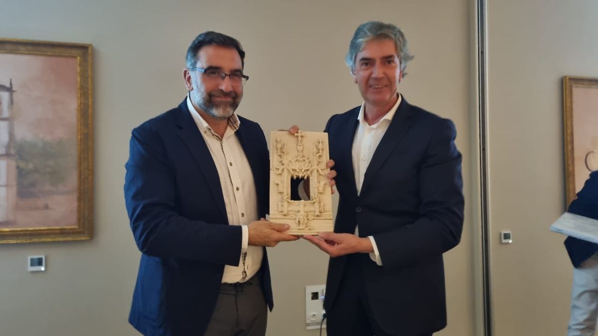 Pedro Machado, presidente de ARPT Centro de Portugal, entregó un presente a Alejandro de la Osa, Ceo de Europamundo.