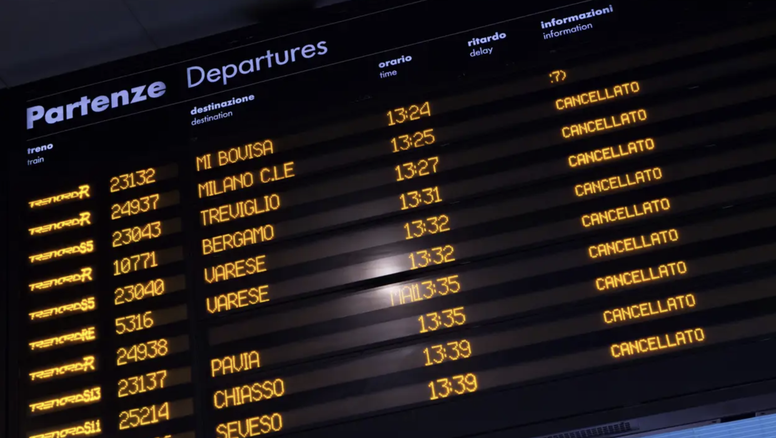 Panel de información de trenes cancelados en una de las estaciones de Roma, en Italia.