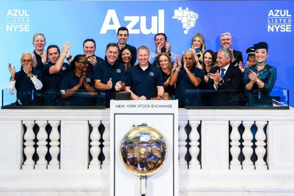 El momento donde el equipo de Azul Linhas Aéreas toca la campana en la Bolsa de Nueva York.