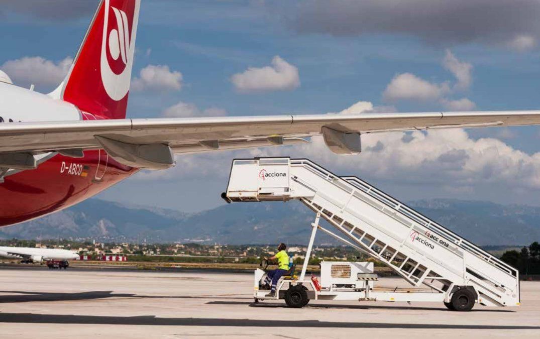 Acciona, la empresa de rampa autorizada por el gobierno de Javier Milei, cuenta con más de 100 clientes en los 22 aeropuertos de todo el mundo donde opera.