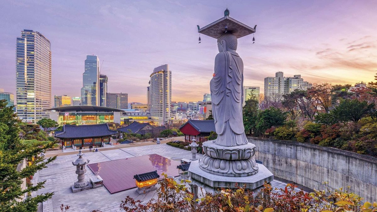 Seúl, oficialmente Ciudad Especial de Seúl, es la capital de Corea del Sur desde la creación de esta república en 1948.