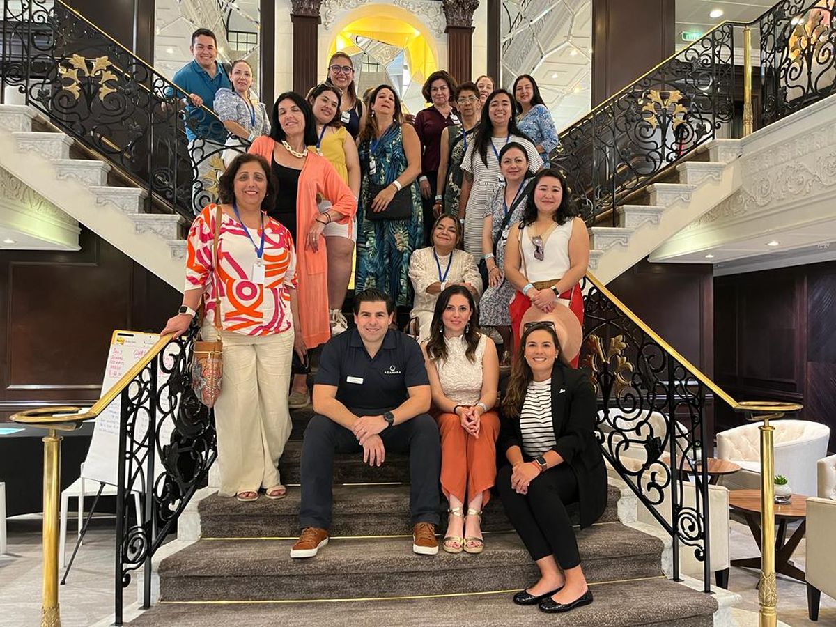 Agentes de viajes y el equipo comercial de Azamara.