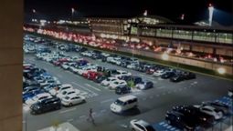 Usuarios del Aeropuerto de Santiago esperaron hasta dos horas por taco en la salida. 