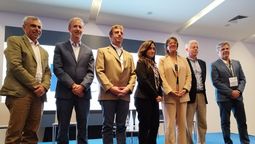 El panel de expertos del Congreso de Hoteleros de Chile junto al alcalde de Iquique, Mauricio Soria.
