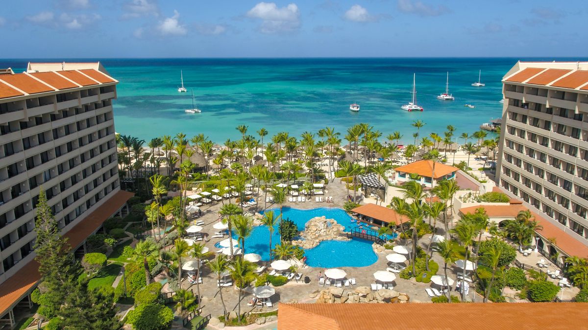 Entre las instalaciones del Hotel Barceló Aruba sobresalen la piscina, el club de niños, siete restaurantes y cuatro bares. - Ladevi Medios y Soluciones Entre las instalaciones del Hotel Barceló Aruba sobresalen la piscina, el club de niños, siete restaurantes y cuatro bares.