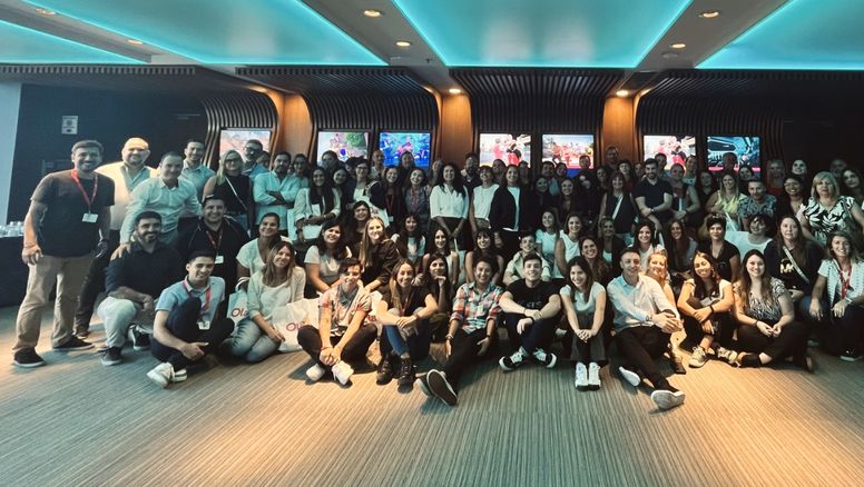 Los agentes de viajes de Ola en las oficinas locales de Disney.