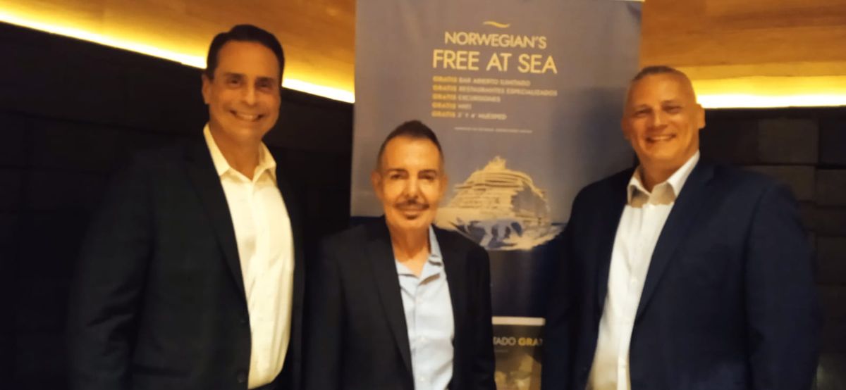 Frank Medina, David Garduño y Jason Kimmel en la presentación conjunta de Corpomar y Norwegian Cruise Line.